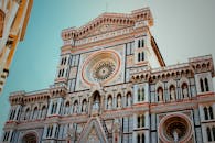 在明亮的日光下，佛罗伦萨大教堂立面的复杂细节展现了哥特式建筑风格