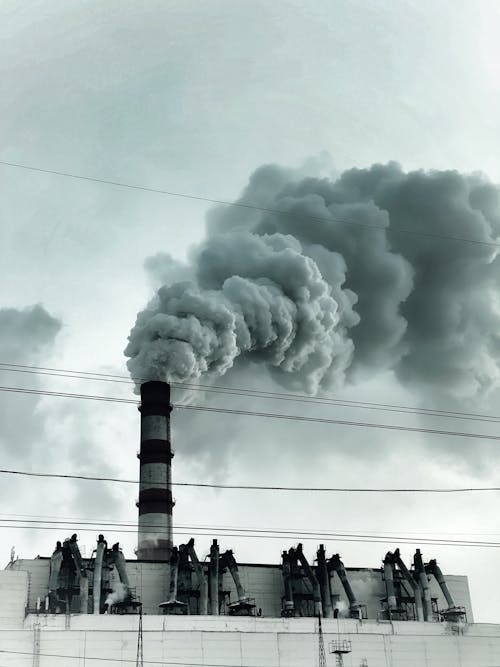 Бесплатное стоковое фото с вертикальный выстрел, дым, загрязнение воздуха