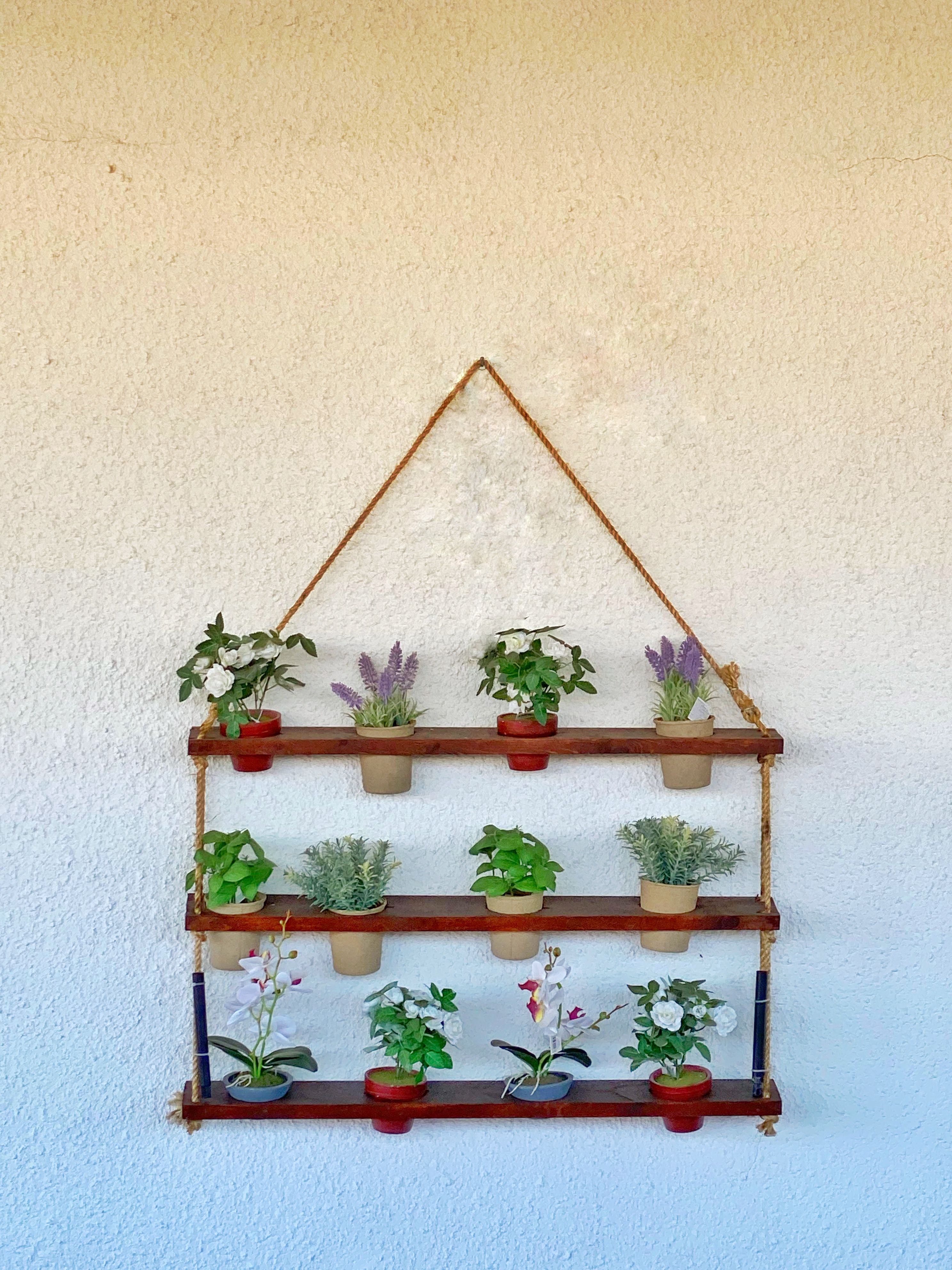 DIY : Créer des étagères modulables en bois recyclé pour petits espaces 