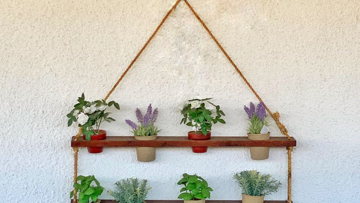 DIY : Créer des étagères modulables en bois recyclé pour petits espaces