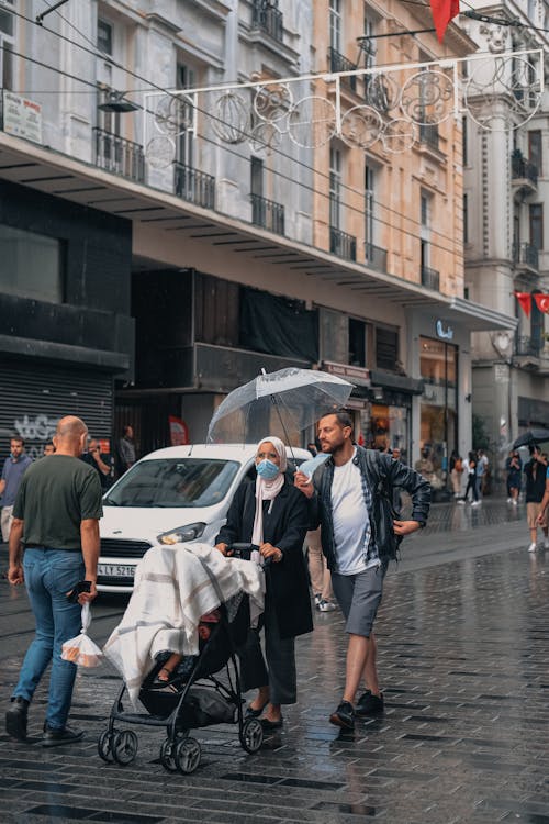 Foto profissional grátis de andando, centro da cidade, chuvoso