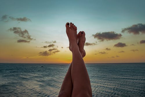 ayaklar, deniz, gökyüzü içeren Ücretsiz stok fotoğraf