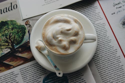 Fotobanka s bezplatnými fotkami na tému atraktívny, cappuccino, časopis