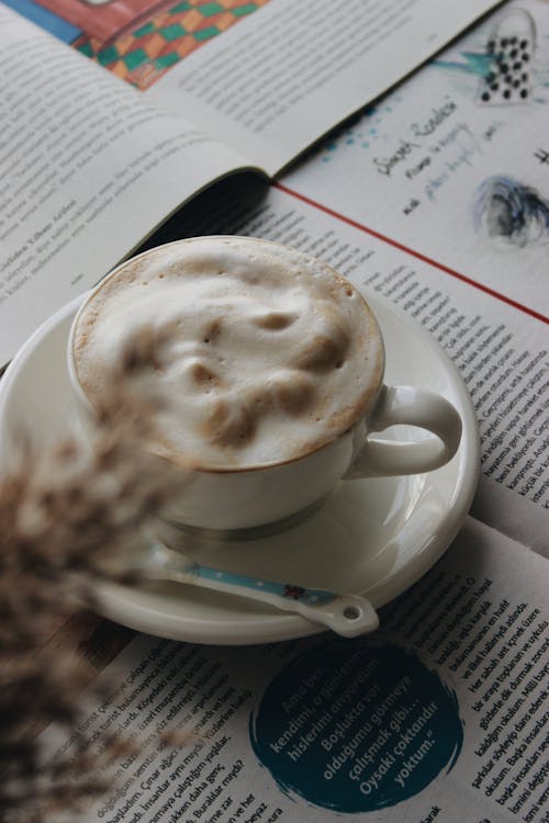 cappuccino, dikey atış, Fincan içeren Ücretsiz stok fotoğraf