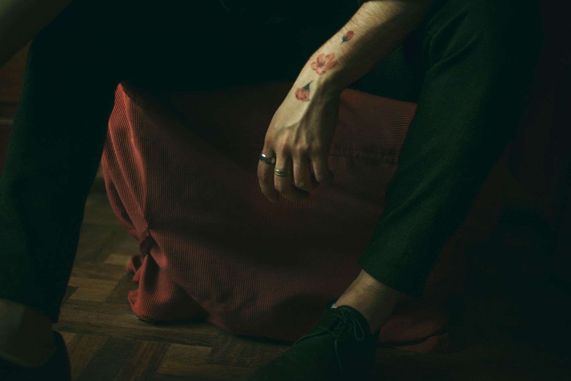Homme en style décontracté affichant fièrement son tatouage temporaire au poignet.