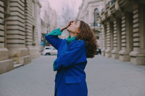 無料 青いコートを着ている女性 写真素材