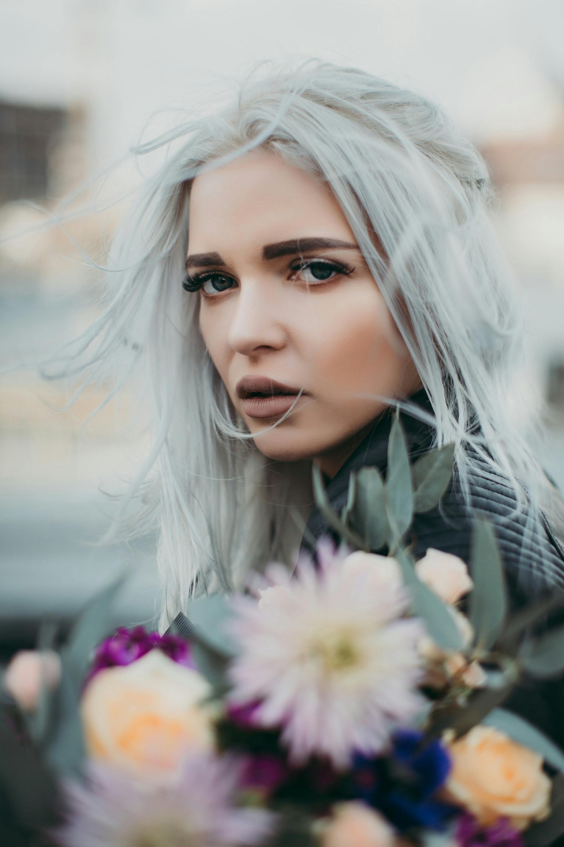 Kostenlos Frau, Die Blumen Nahaufnahme Foto Trägt Stock-Foto