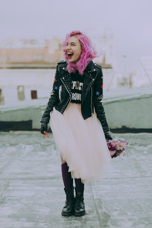 Mujer Vestida Con Chaqueta Negra Con Flores Rosas