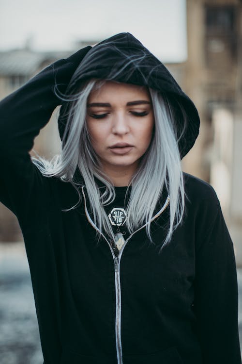 Mujer Con Sudadera Negra Con Cremallera Y Cabello Rubio