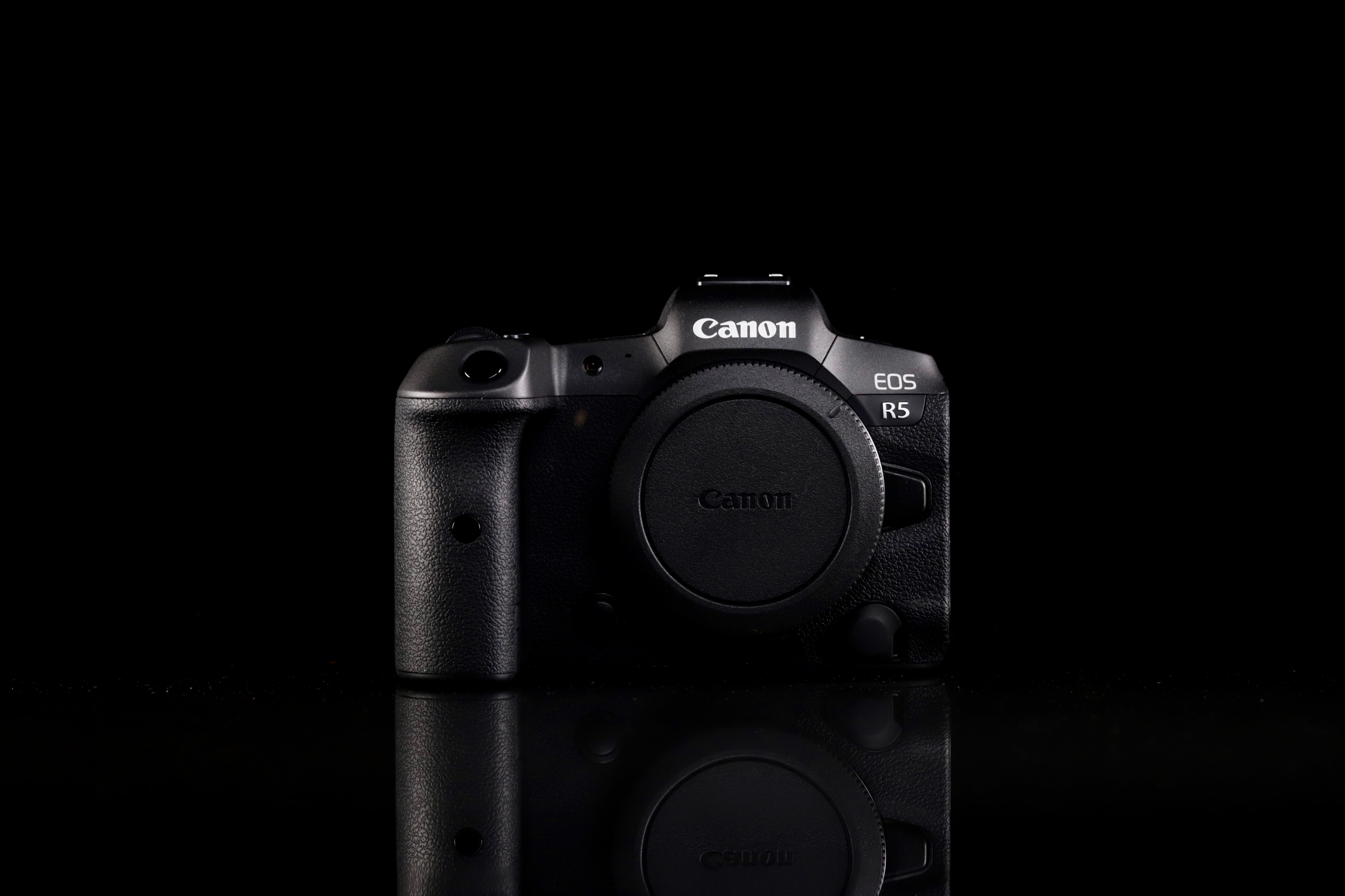 Close-Up Shot of a Black Camera · Free Stock Photo