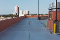 在晴朗的蓝天下，广阔的城市屋顶与遥远的城市建筑相映成趣