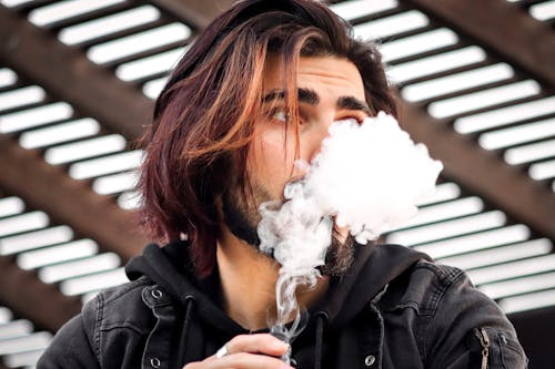 Kostenlos Kostenloses Stock Foto zu e-zigarette, gesichtsbehaarung, gut aussehend Stock-Foto