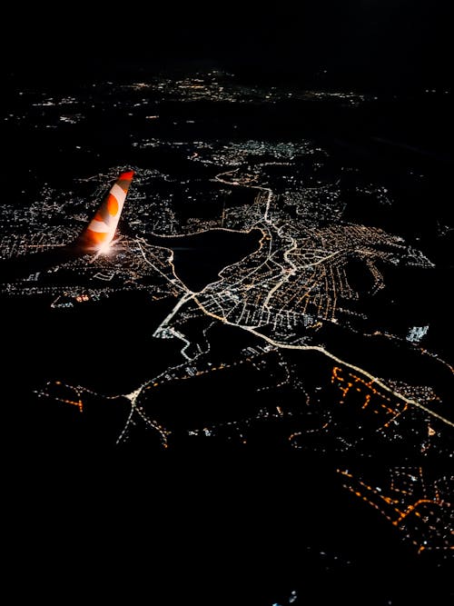 Бесплатное стоковое фото с Аэрофотосъемка, вертикальный выстрел, вечер
