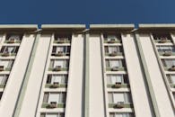 低角度拍摄的住宅楼立面，配有空调机组和窗户