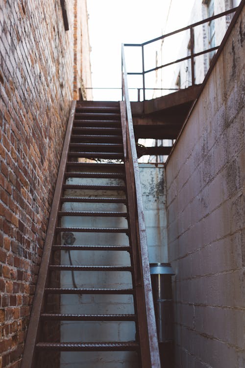 무료 갈색 금속 계단 스톡 사진