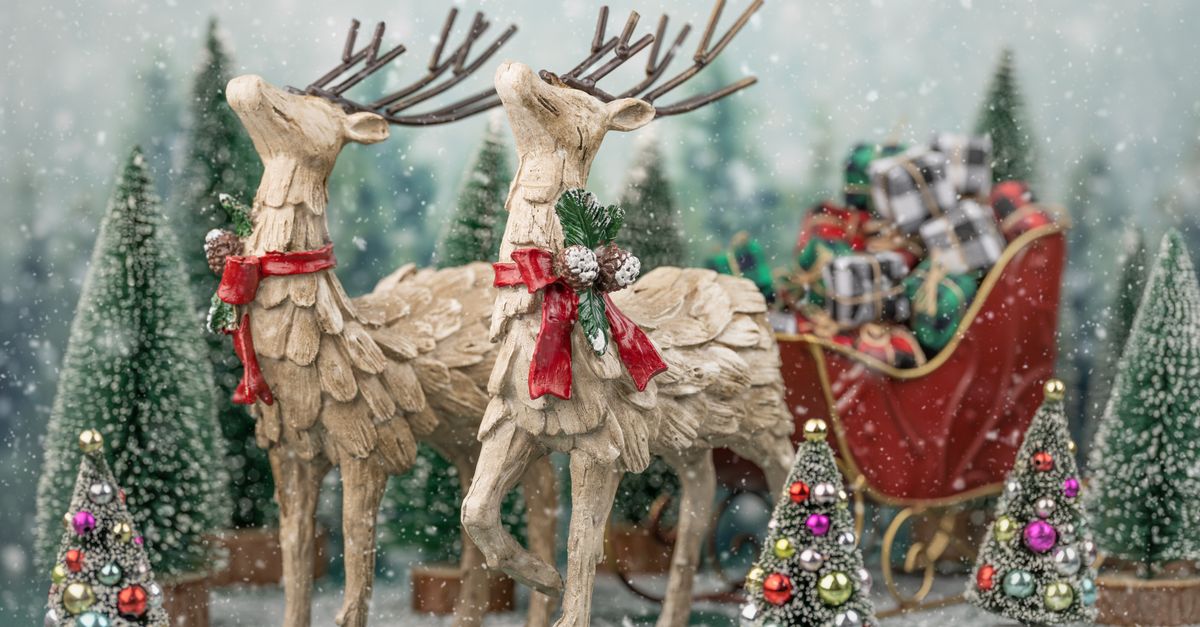Skab et magisk julelandskab med dekorative slæder, figurer og vinterstemning