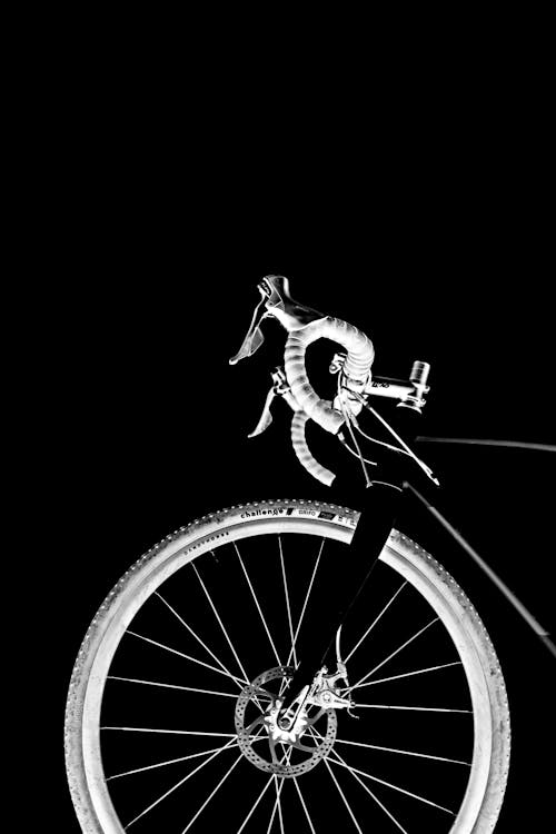 Základová fotografie zdarma na téma černobílý, jednobarevný, jízdní kolo