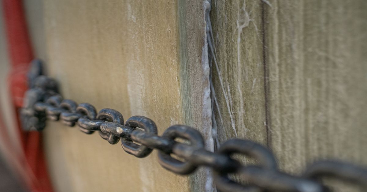Close-up of a Metal Chain · Free Stock Photo