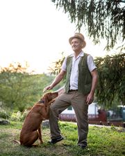 Hombre acompañado de su perro