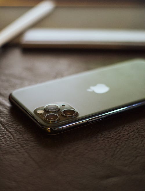 Free Close-Up Shot of a Black Smartphone Stock Photo