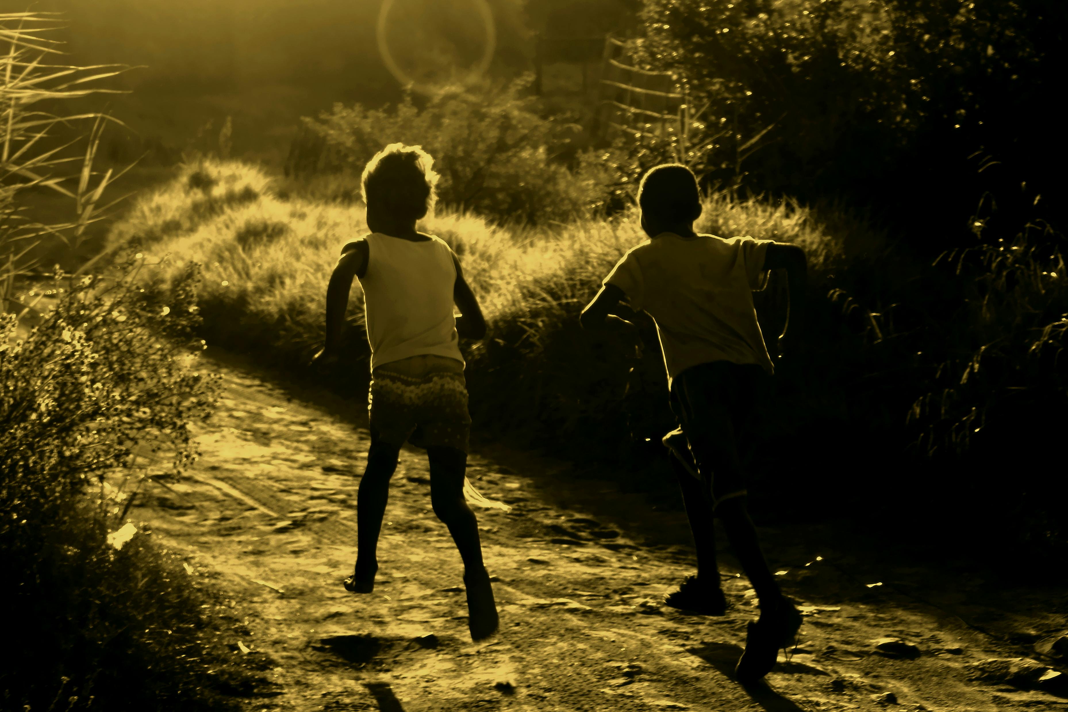 Weihnachtsmarkt in Deutschland mit Lichtern und Ständen