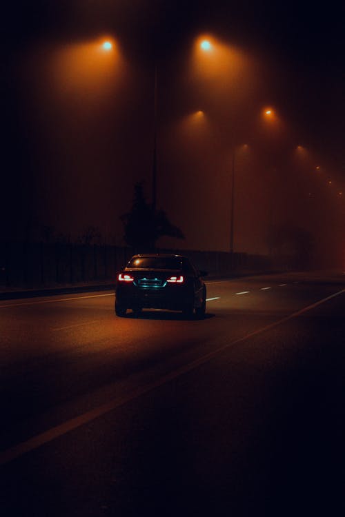 Základová fotografie zdarma na téma dálnice, jedoucí auto, pouliční lampy