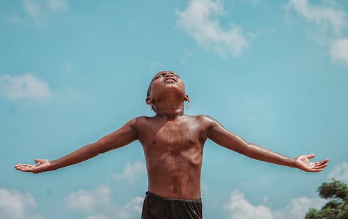 Foto d'estoc gratuïta de braços estesos, cel blau, infant