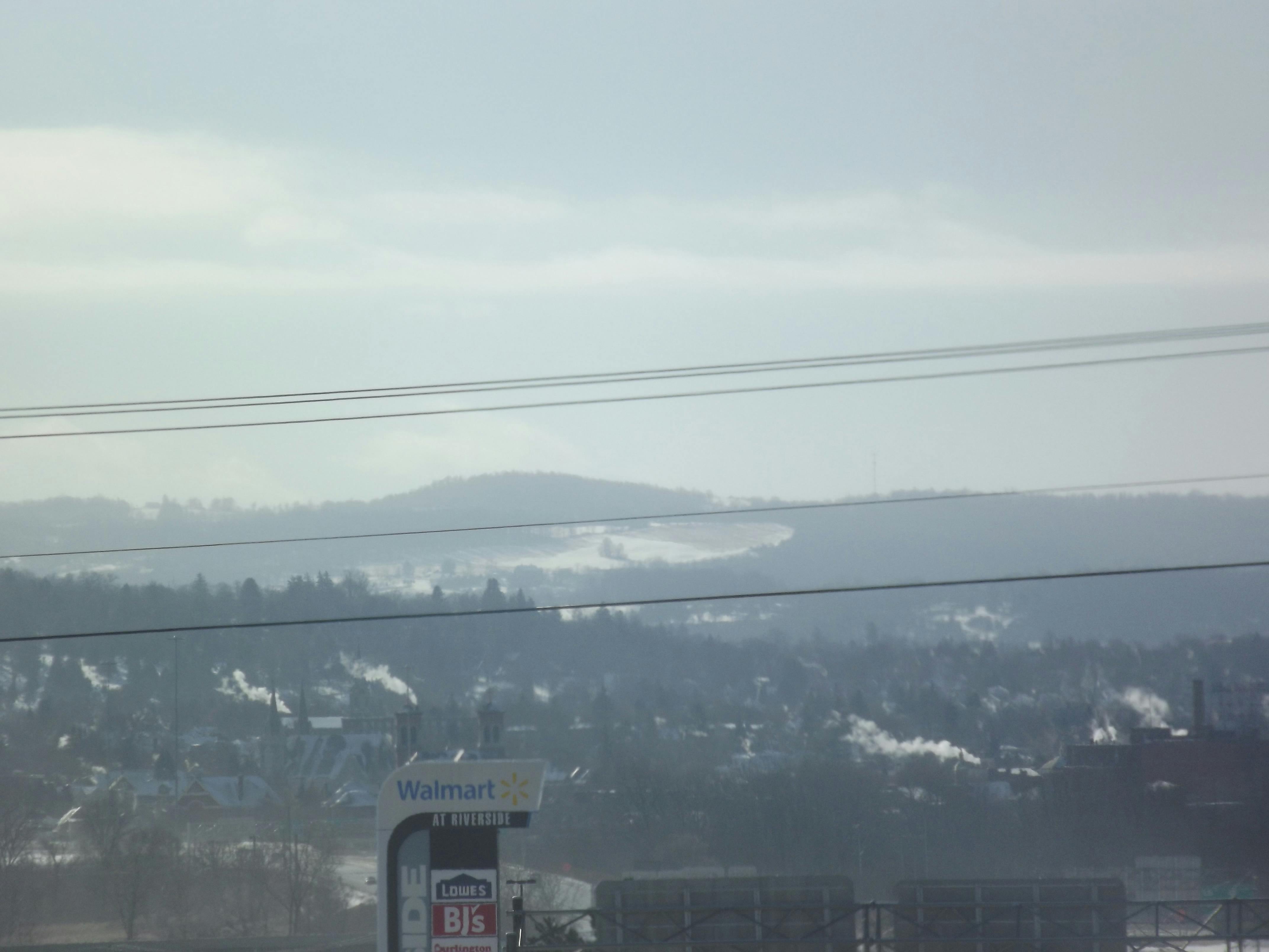 Aurora Boreal sobre montanhas nevadas