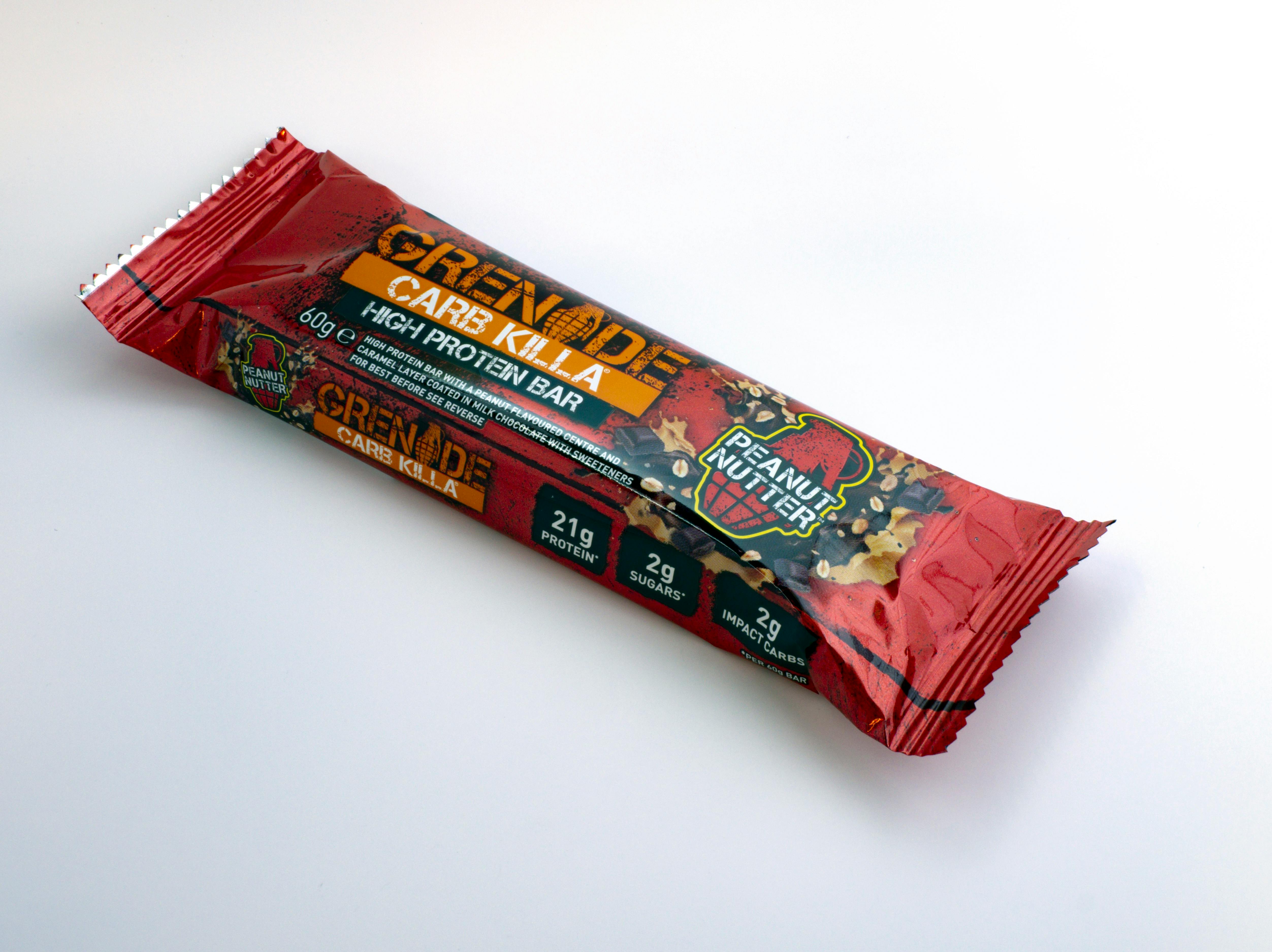 Símbolos do zodíaco e constelações em um fundo escuro, representando a astrologia e a compatibilidade dos signos.