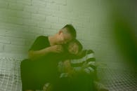 一对幸福的夫妇在室内放松地微笑，享受着温暖而舒适的时刻