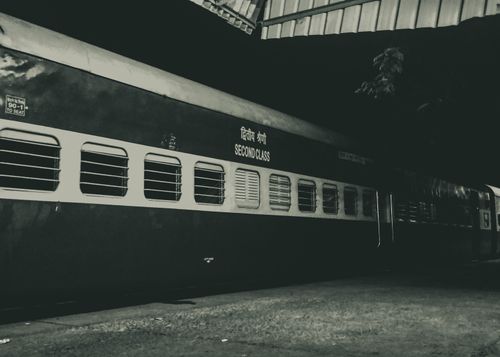 Treno di notte con effetto mosso, fotografia ferroviaria a lunga esposizione.