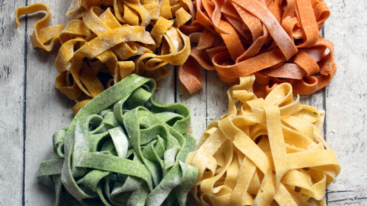 Tagliatelle with tomato sauce and spinach