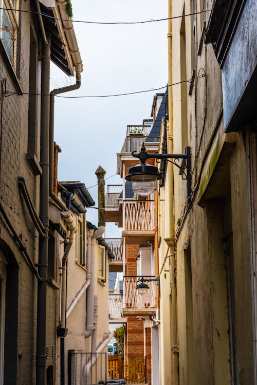 arka sokak, balkon, beton duvarlar içeren Ücretsiz stok fotoğraf