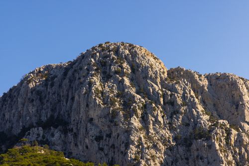 Free Majestic rocky mountain landscape with clear blue sky, perfect for nature-themed projects. Stock Photo