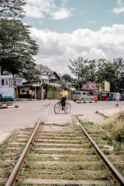 Foto stok gratis jalan, kereta api, mengendarai sepeda