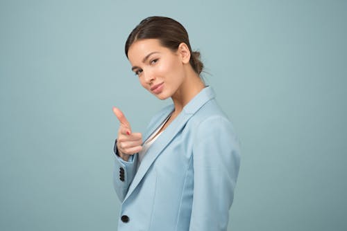 Vrouw Die Blauw Het Kostuumjasje Van De Sjaalrevers Draagt