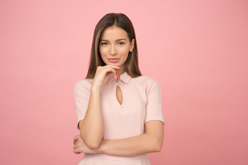 Mujer Vistiendo Top De Media Manga Con Cuello Rosa