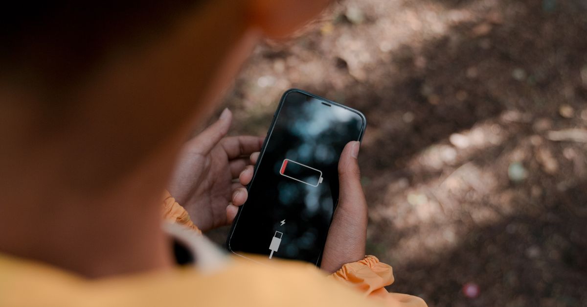 Smartfon podłączony do ładowania z ikoną baterii