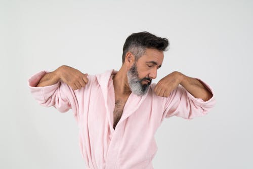 無料 肩に両手でピンクのバスローブを着ている男 写真素材