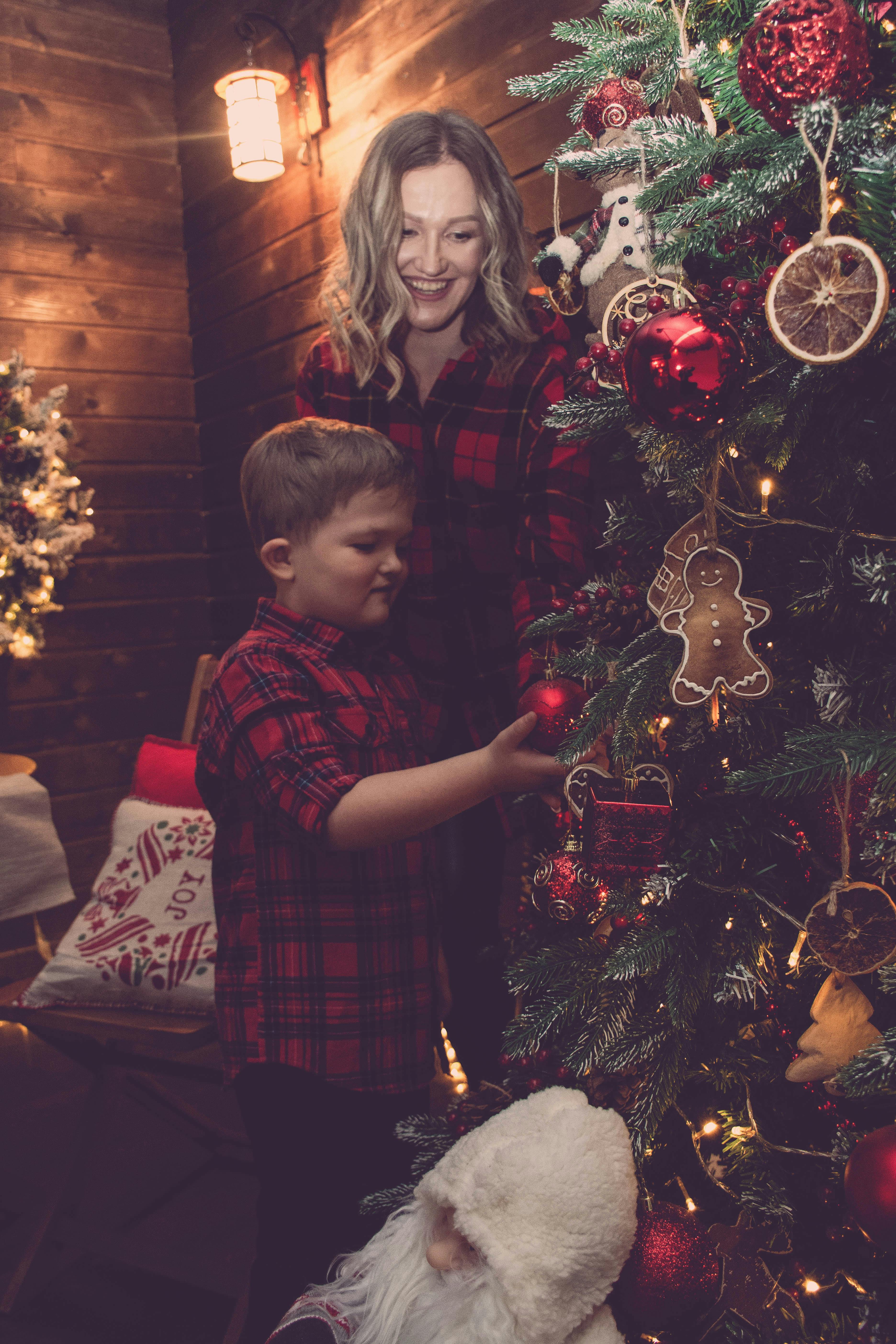 Person spielt Jegichagi, tritt einen Federball mit dem Fuß