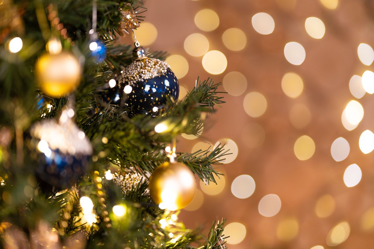 close up of a beautifully decorated christmas tree with blue and gold
