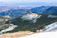 在科罗拉多州埃尔帕索县，派克峰与白雪和郁郁葱葱的森林构成了一幅壮丽的景色