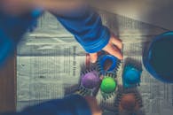 一个孩子在报纸上用水彩画创作充满活力的艺术作品