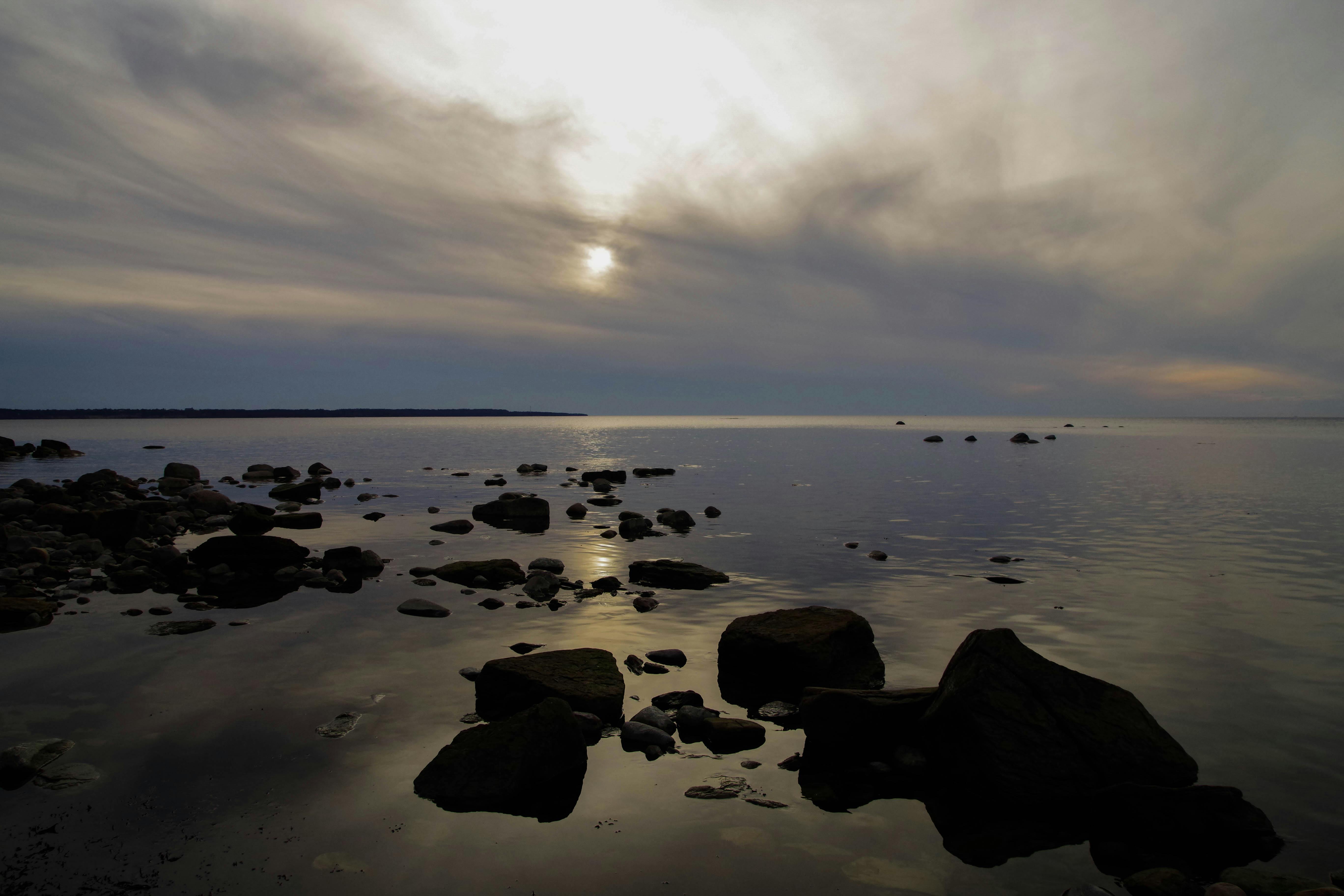 Paisagem montanhosa da Serra da Estrela com vegetação e rochas