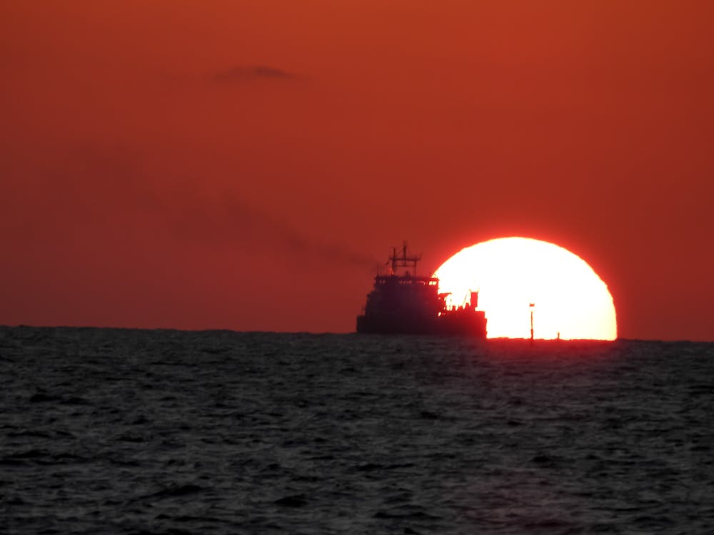 gemi, gün batımı içeren Ücretsiz stok fotoğraf