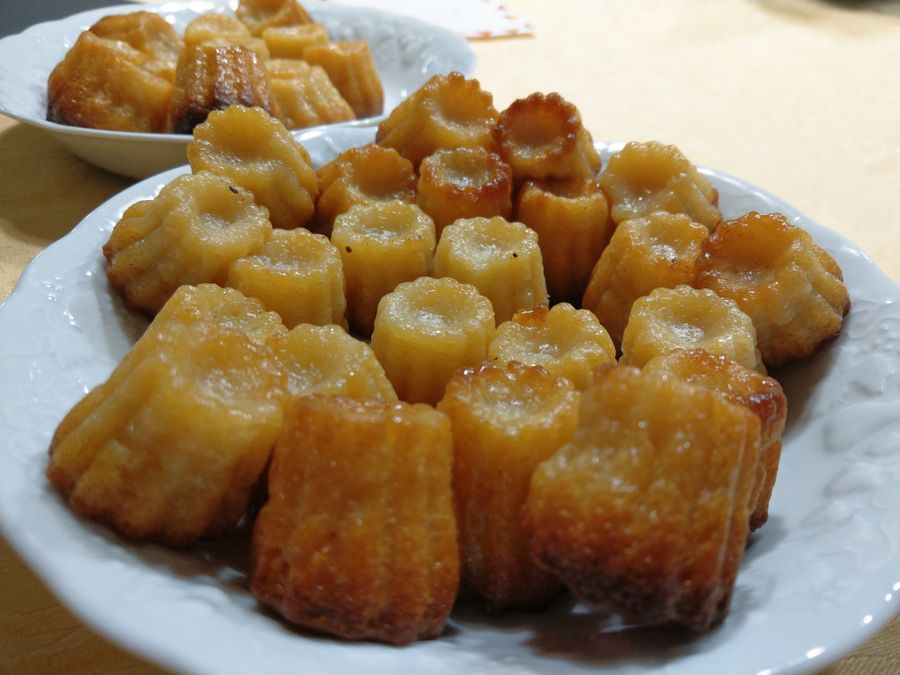 Assiette de cannelés dorés et caramélisés, pâtisserie bordelaise