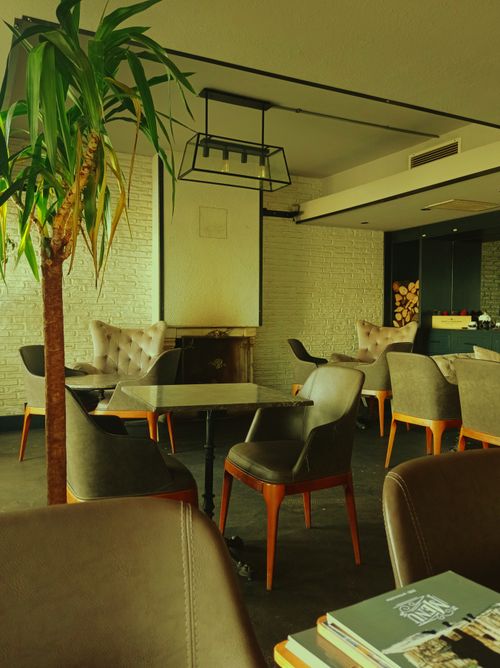 Free A stylishly decorated cafe with sophisticated seating and ambient lighting. Stock Photo
