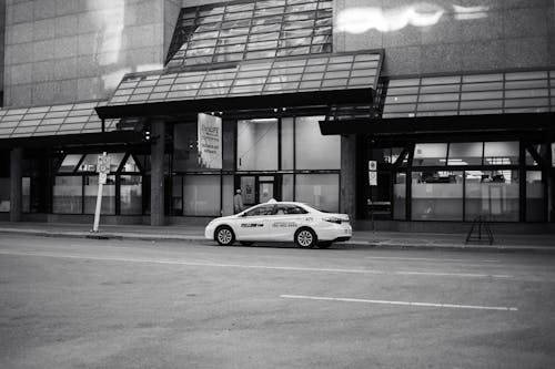 Foto d'estoc gratuïta de aparcat, blanc i negre, carrer