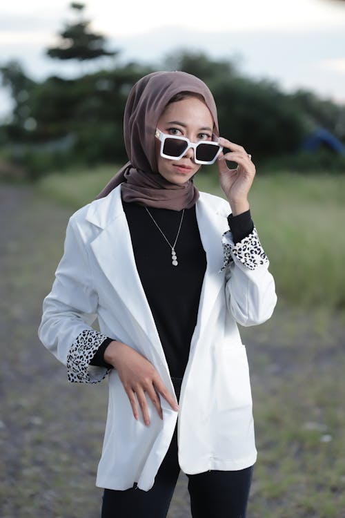Gratis lagerfoto af halskæde, hijab, hvid frakke