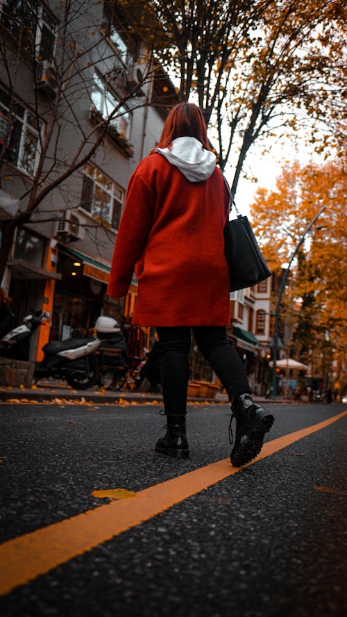 Foto profissional grátis de andando, camisola vermelha, pessoa